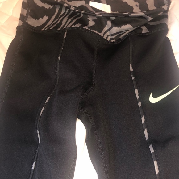 Nike One Older Girls' Mid-Rise Printed Leggings - Picture 2 of 7